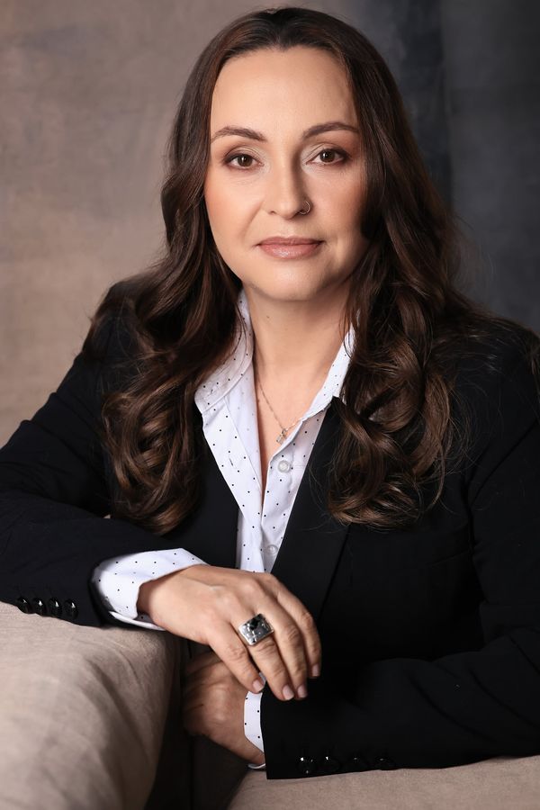 Cynthia M. Cominesi — retrato, sentada.